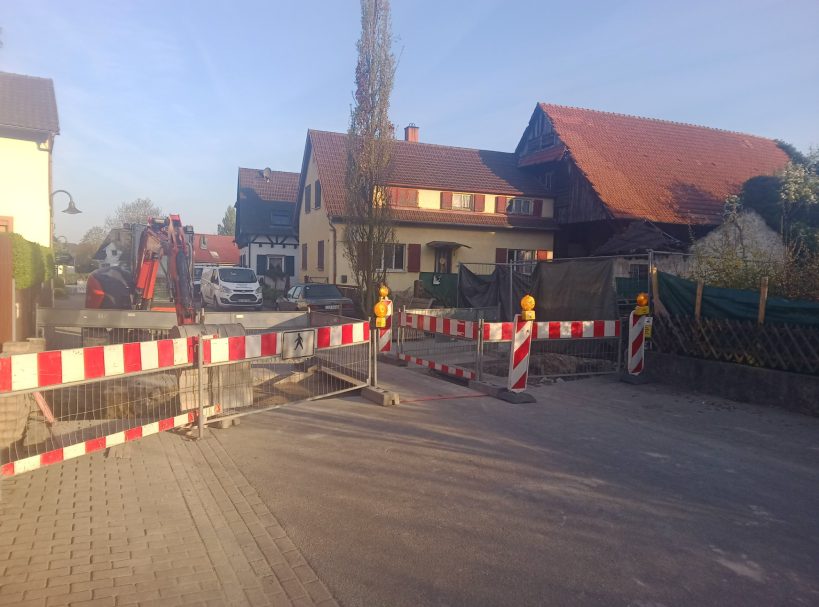 Bausperrung mit Hinderniss Absperrungen und Baugeräten in einer Wohngegend.