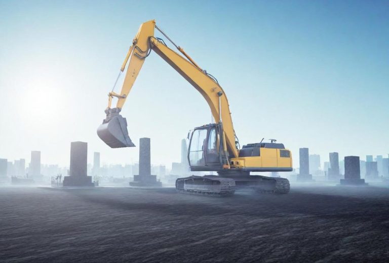 Bagger mit Schaufel auf einer Baustelle, Sonne im Hintergrund, Nebel sichtbar.